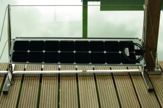 zonnepaneel-aan-de-railing-van-boot